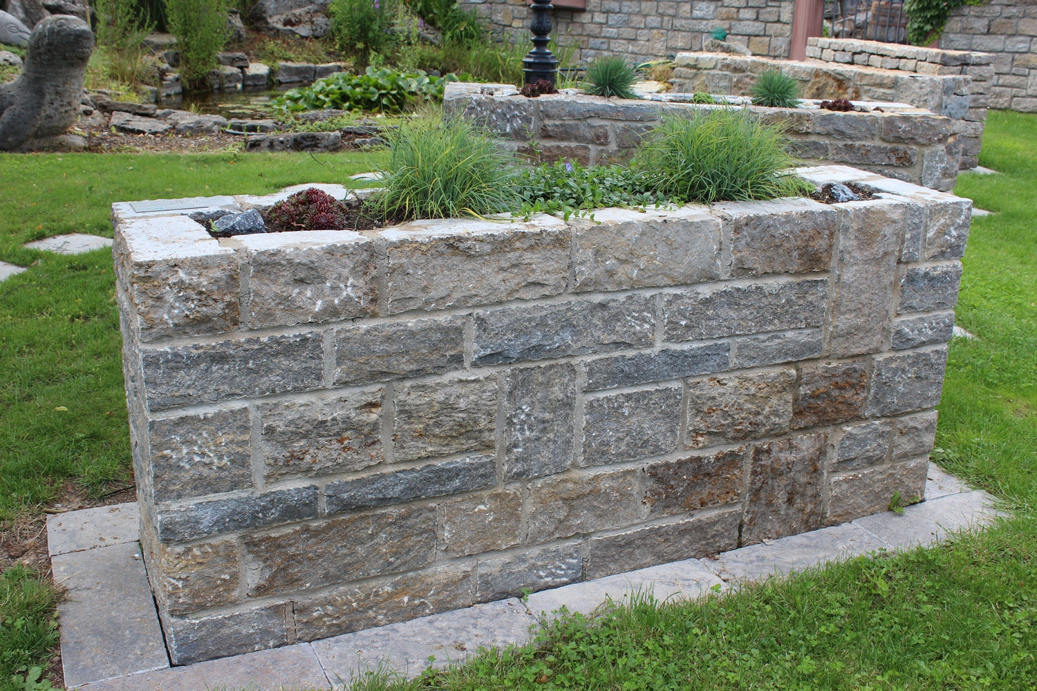 Muschelkalk - Mauersteine - mit gesägter Lagerfuge - 1 Tonne Versandgewicht