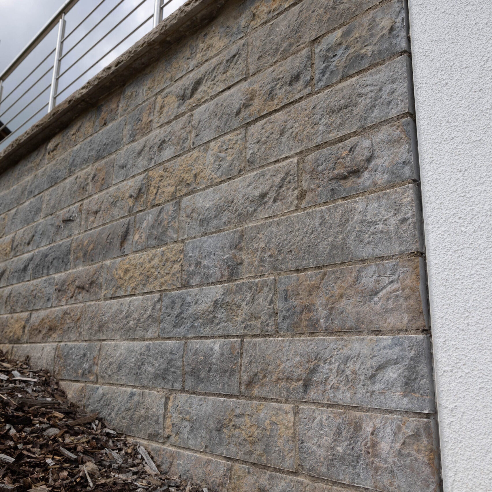 Bossenverblender - Vorderansicht gespalten, Lager-, Stoßfugen und Rückseite gesägt, gemischtfarben - 1qm