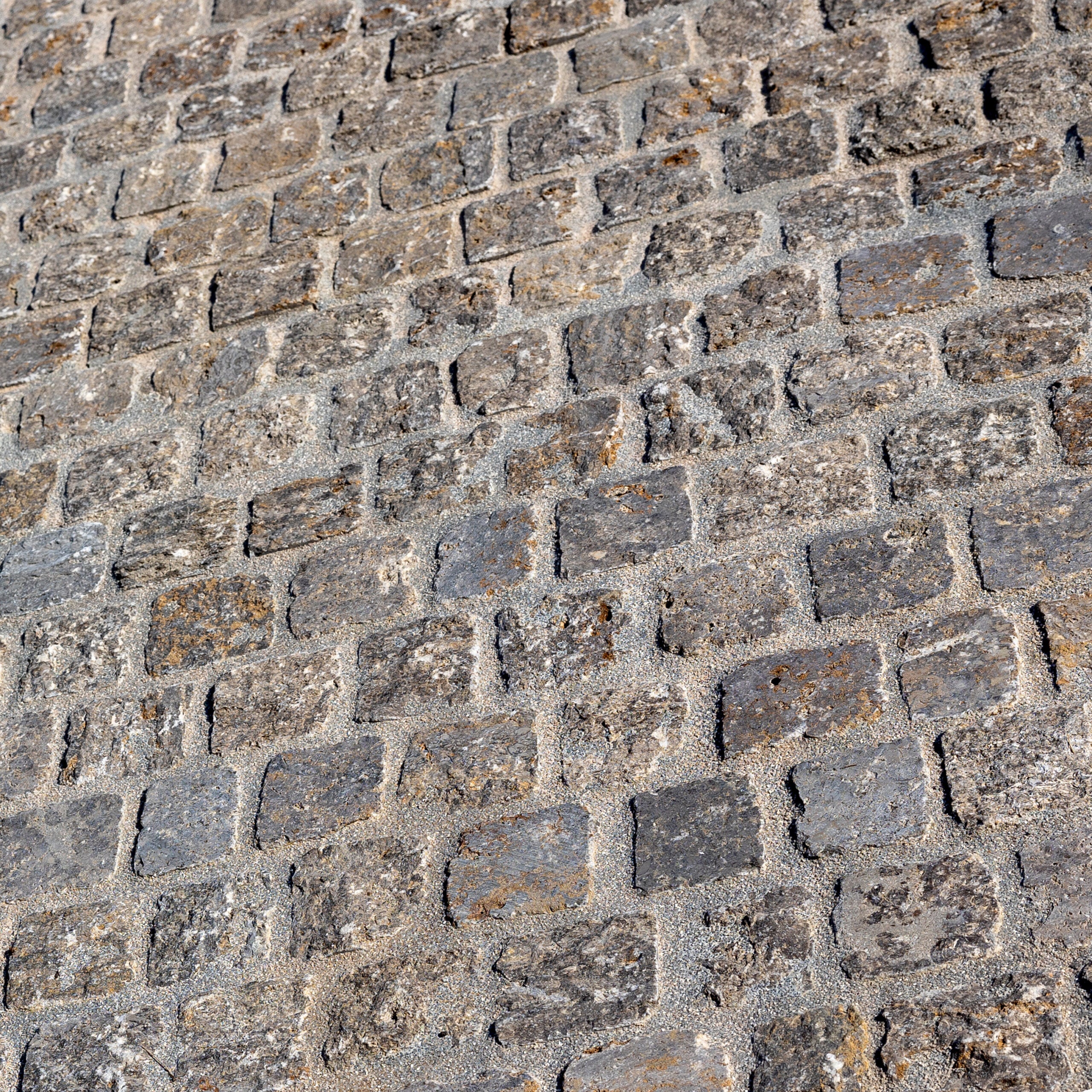 Muschelkalk Pflastersteine - Oberfläche gespalten und gekollert, Kanten gespalten - 960kg