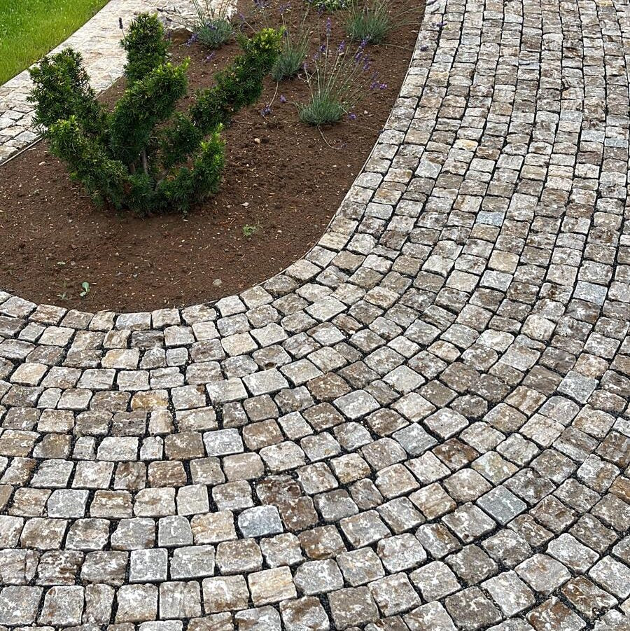 Muschelkalk Pflastersteine - Oberfläche gespalten und gekollert, Kanten gespalten - 960kg