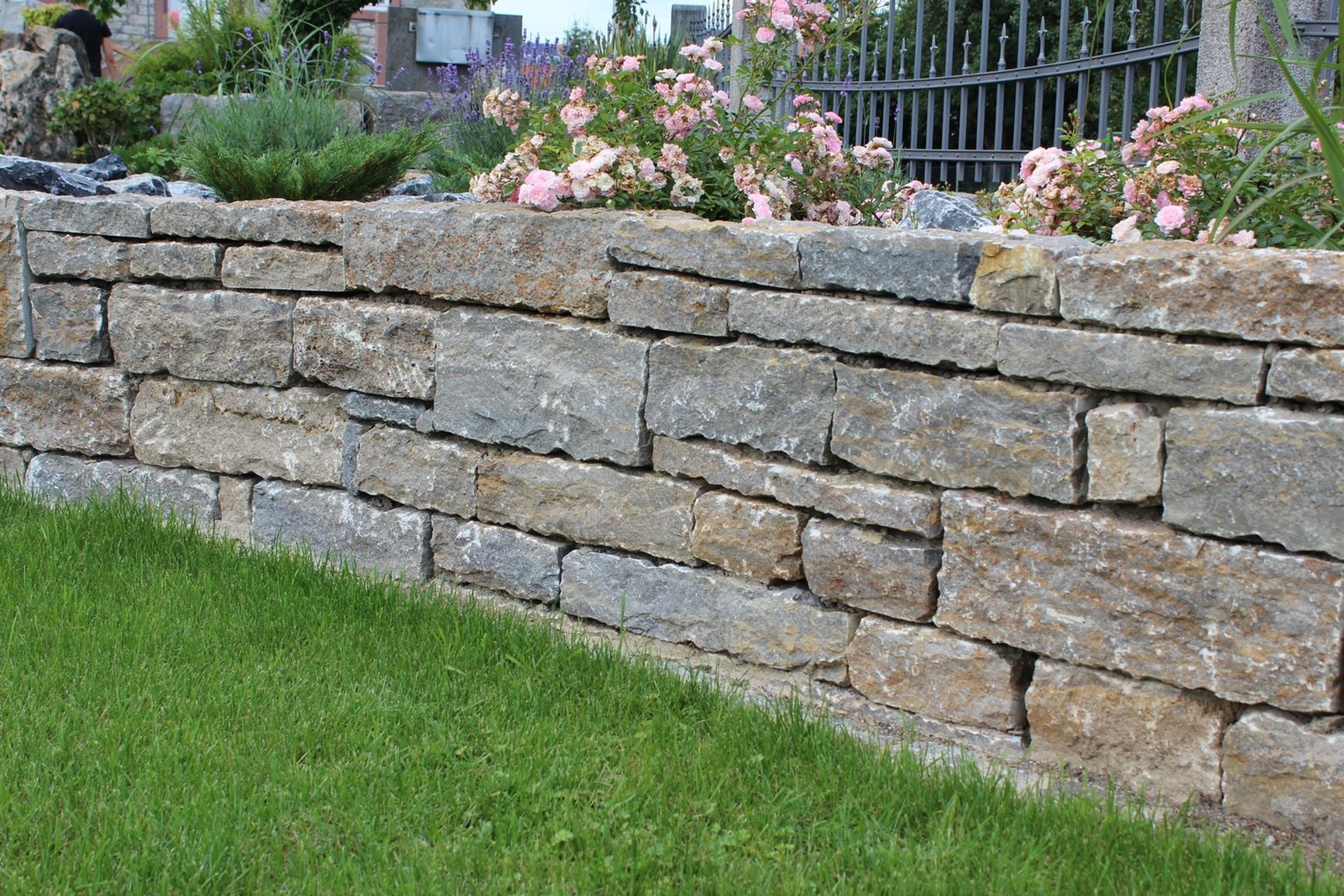Krustenmauersteine als Mauer in einem Garten
