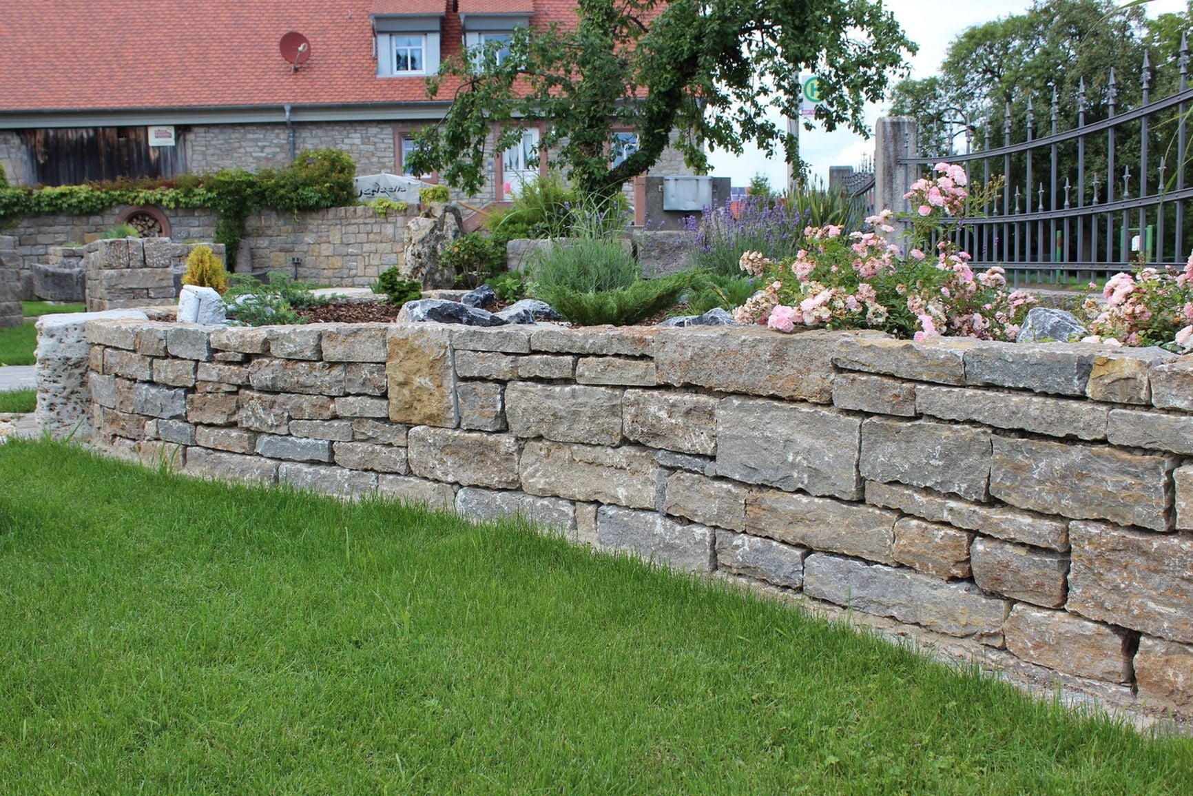 Krustenmauersteine als Mauer in einem Garten